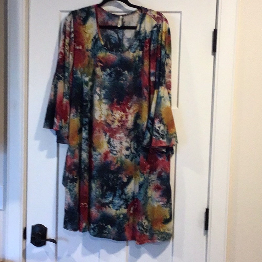 Gently worn beautiful Tye Dye 3/4 inch bell sleeve